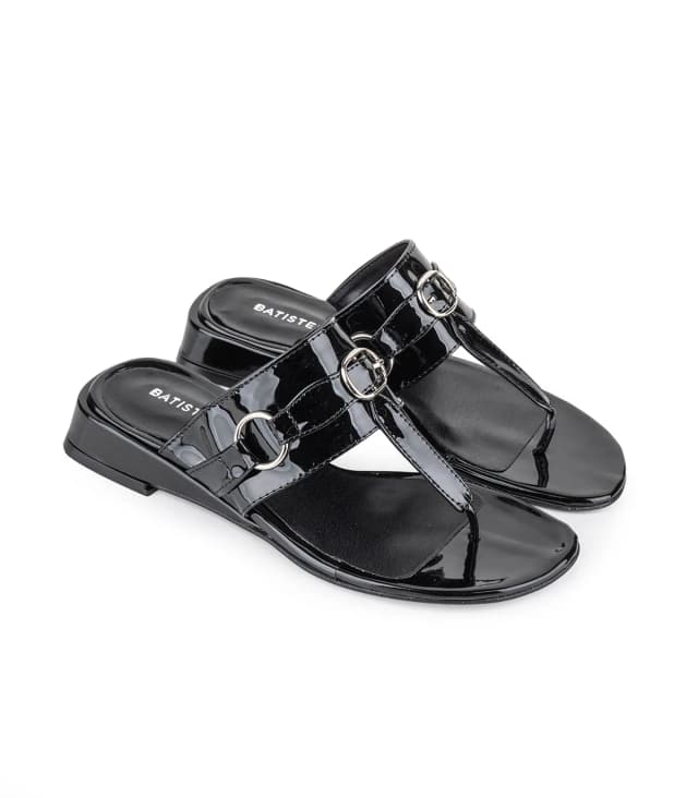 Zueco de charol con hebillas decorativas