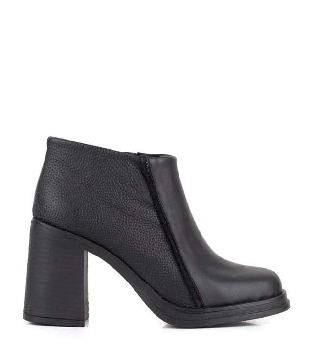 Bota corta de cuero con taco alto