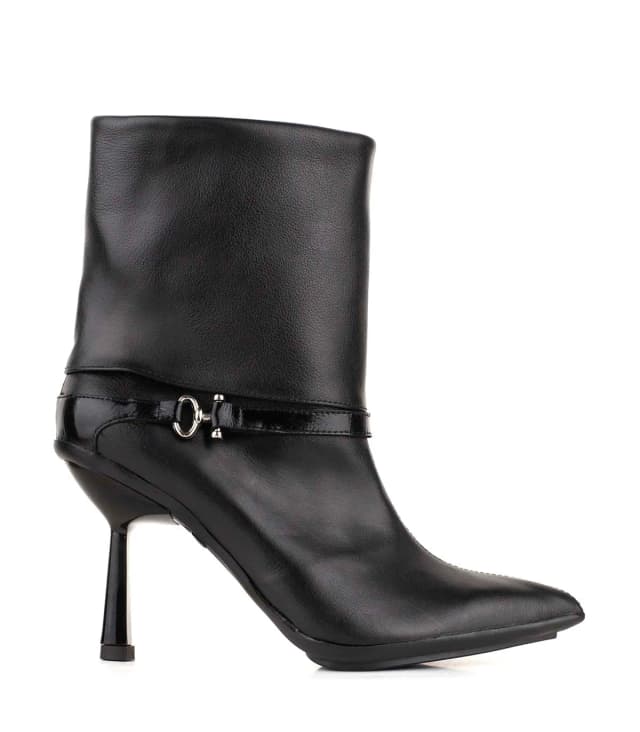 Bota corta de cuero con herraje metálico