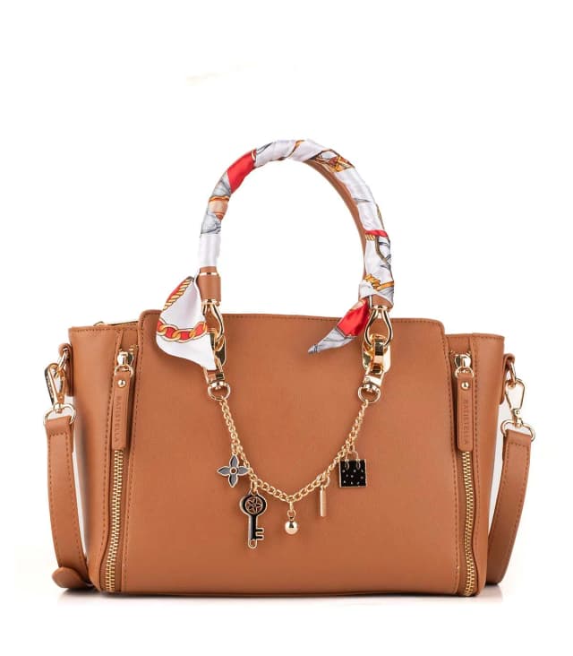 Cartera en simil cuero con charms decorativos