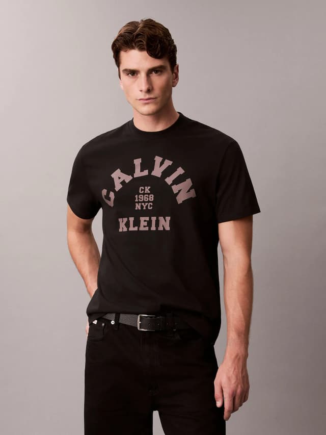 Remera con gráfico estampado de logo Regular Fit