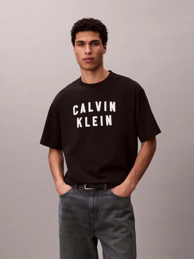 Remera con logo gráfico