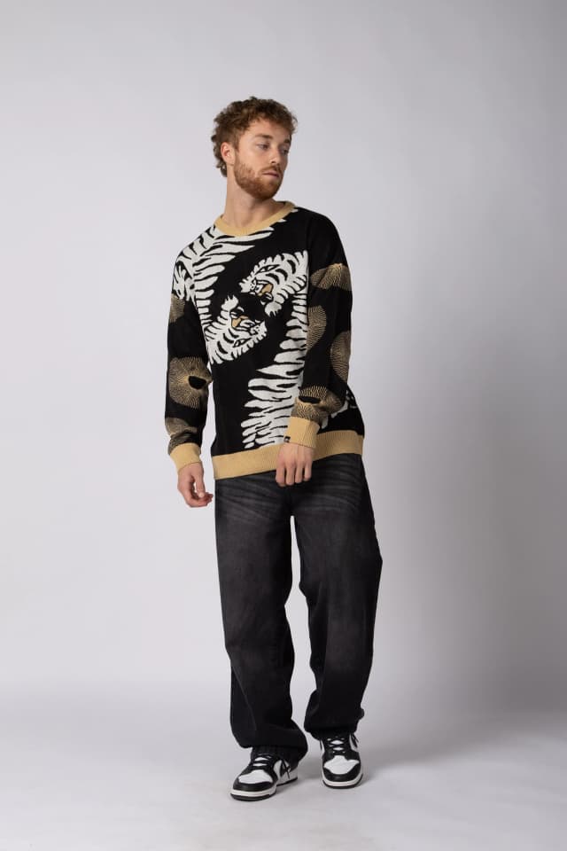 Sweater Over Felino