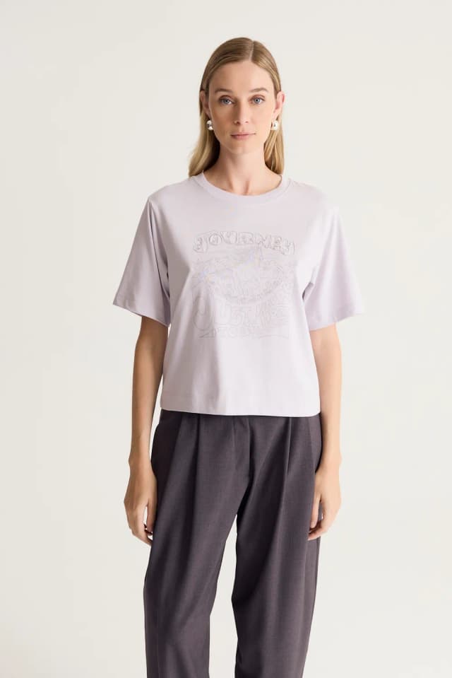 Remera de algodón con bordado de Desiderata