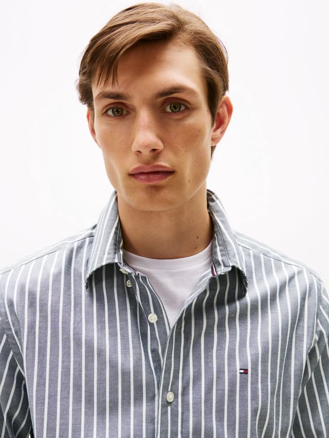 Camisa oxford con diseño a rayas regular fit — imagen 4